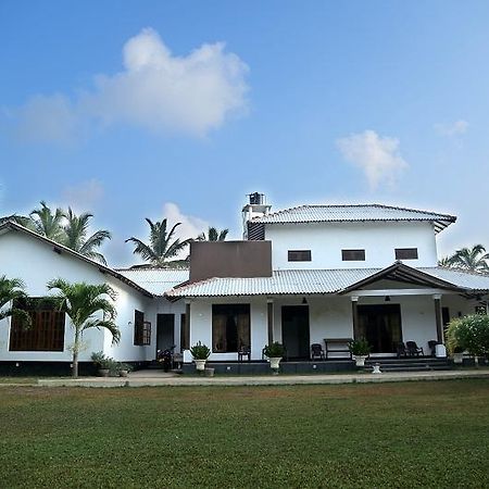 Grand Hilton Hotel Negombo Buitenkant foto