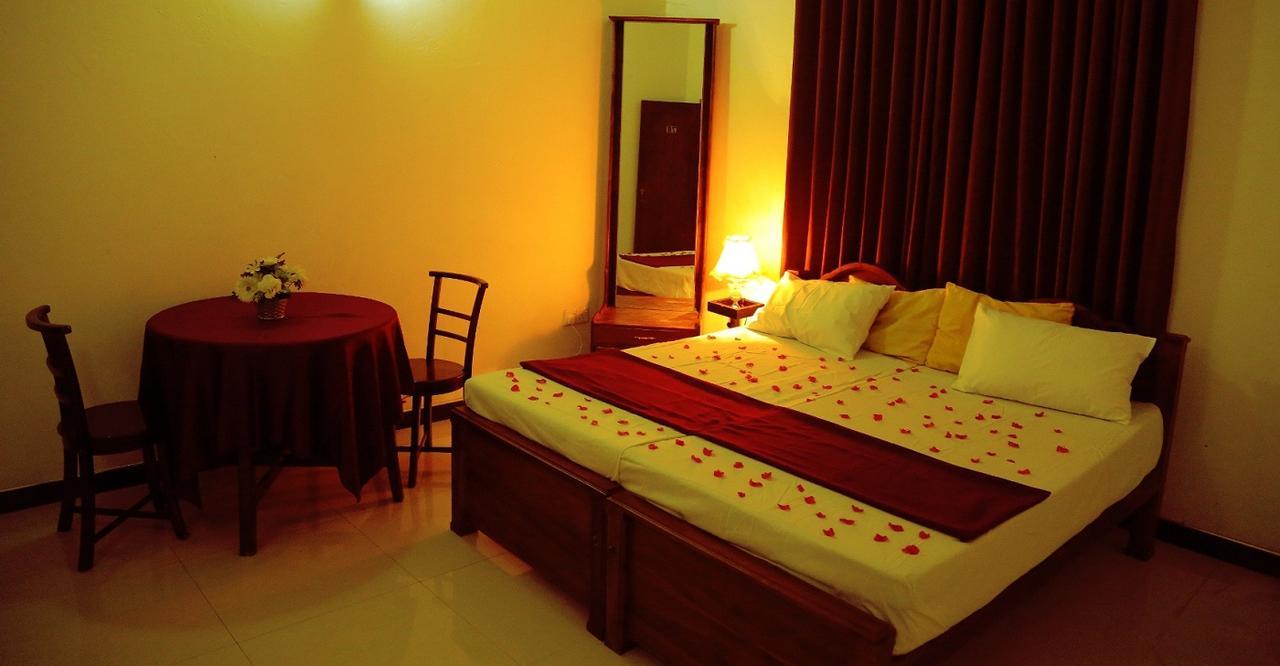 Grand Hilton Hotel Negombo Buitenkant foto