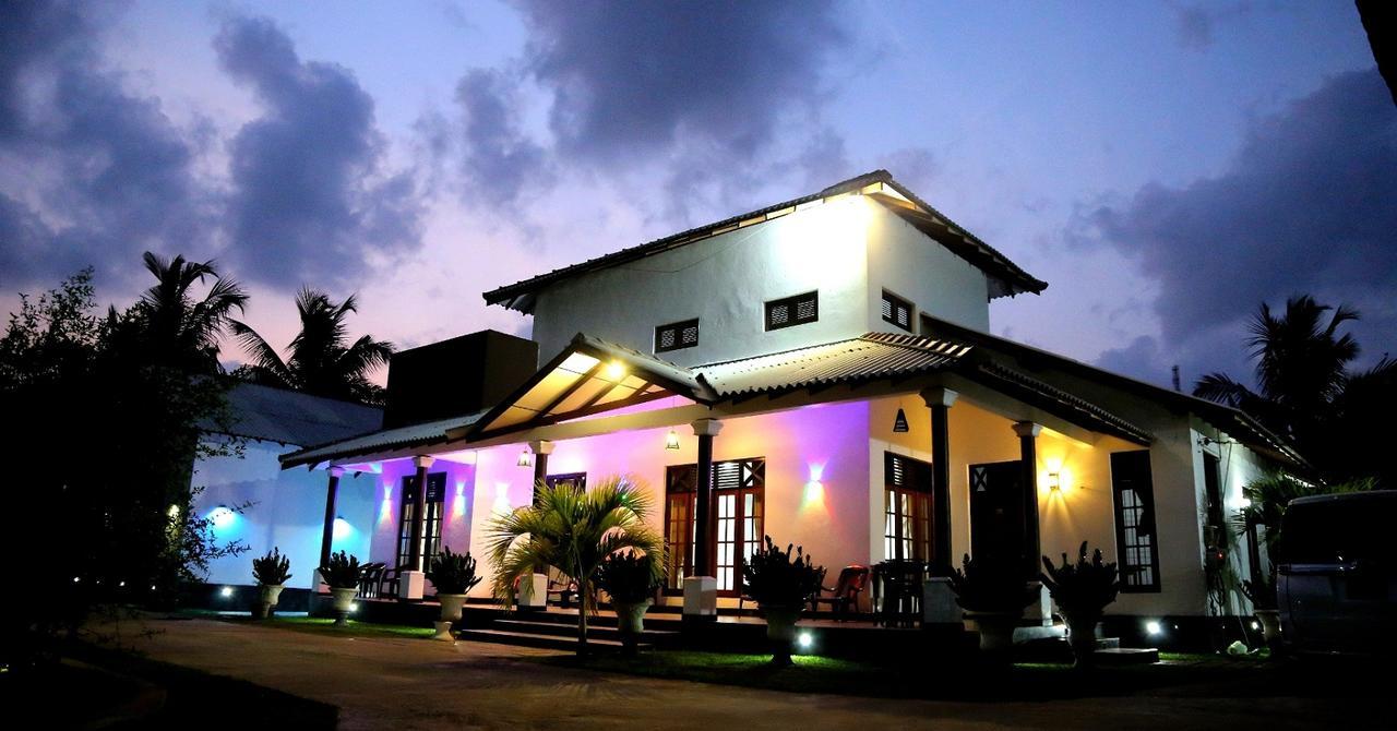 Grand Hilton Hotel Negombo Buitenkant foto