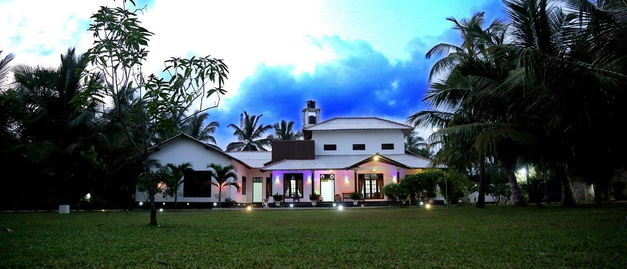 Grand Hilton Hotel Negombo Buitenkant foto